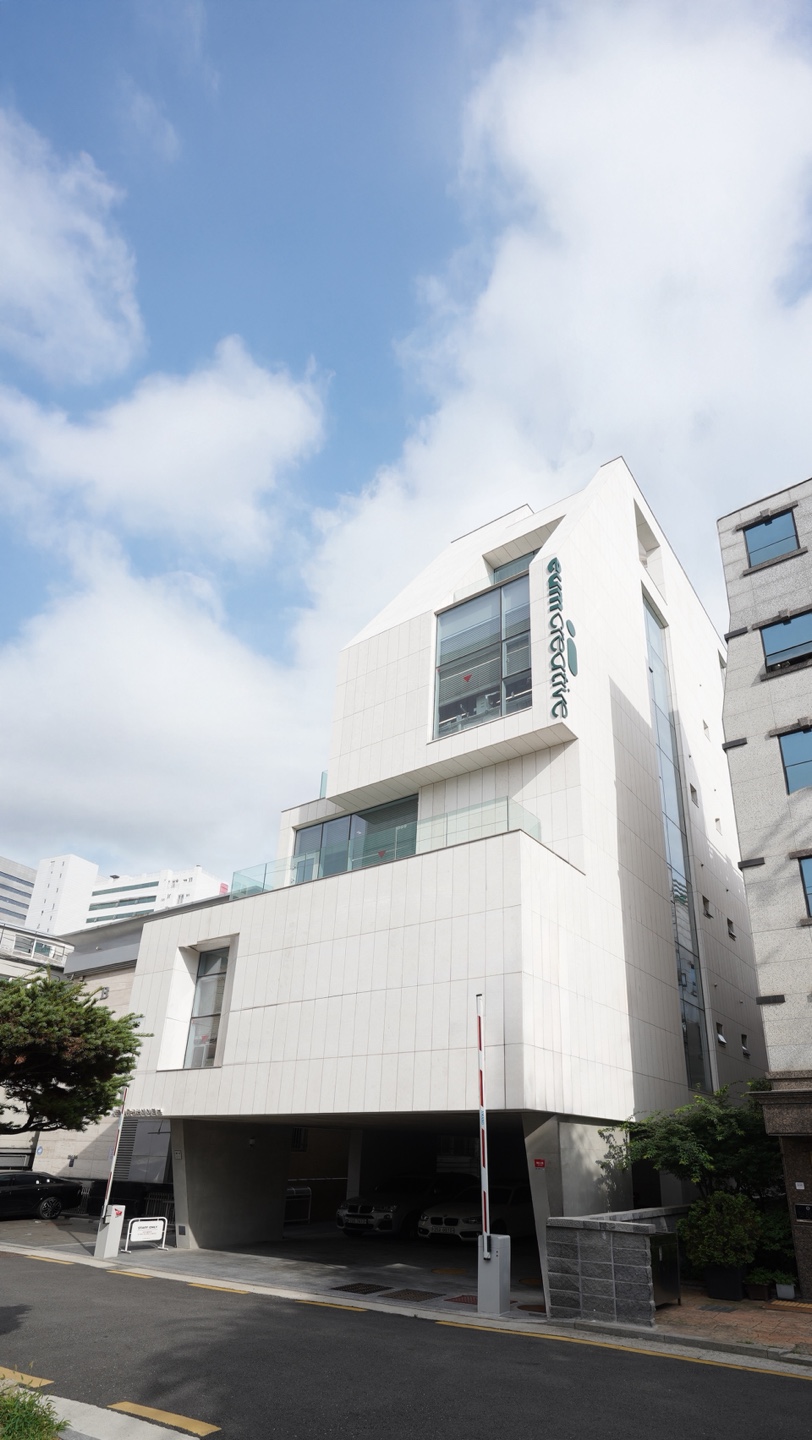 (주)이움크리에이티브의 기업로고